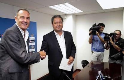 Víctor Fernández en su presentación, junto al presidente del Deportivo, Tino Fernández