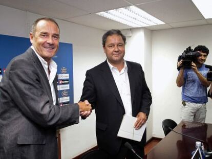 Víctor Fernández en su presentación, junto al presidente del Deportivo, Tino Fernández