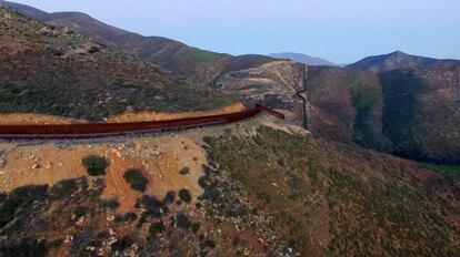 Vista a&eacute;rea de la valla fronteriza entre M&eacute;xico y Estados Uniidos en Tijuana, M&eacute;xico.