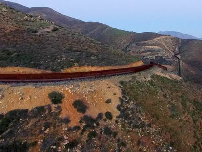 Vista a&eacute;rea de la valla fronteriza entre M&eacute;xico y Estados Uniidos en Tijuana, M&eacute;xico.