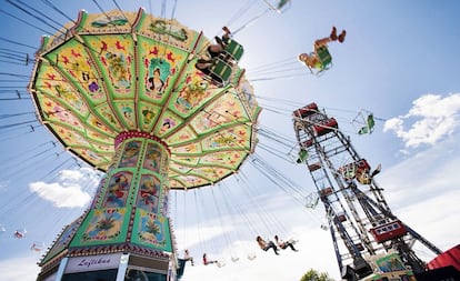 Uno de los emblemas de Viena sigue siendo el parque de atracciones del Prater. La pareja pasea por aquí y sube a la famosa noria para contemplar el atardecer.