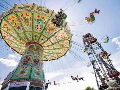 Uno de los emblemas de Viena sigue siendo el parque de atracciones del Prater. La pareja pasea por aquí y sube a la famosa noria para contemplar el atardecer.