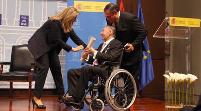 M&aacute;ximo Cu&ntilde;ado, al recibir la medalla al m&eacute;rito en el Trabajo en 2014.