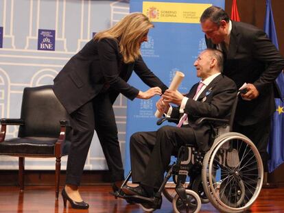 M&aacute;ximo Cu&ntilde;ado, al recibir la medalla al m&eacute;rito en el Trabajo en 2014.