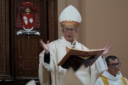 El cardenal Luis José Rueda da una misa en honor al papa Francisco en la Catedral de Bogotá, el pasado 23 de abril.