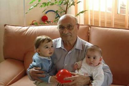 Ángel Fernández con sus nietos, Duncan e Ilona, en Toulouse.