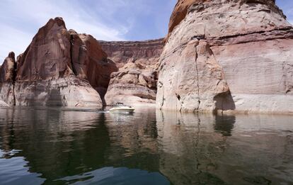 Una lancha motora navega por la denominada 'Catedral Canyon', que forma parte del lago Powell.