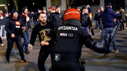 Confronto entre extremistas do Spartak de Moscou e da Ertzaintza (a força policial basca), em Bilbao.