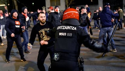 Confronto entre extremistas do Spartak de Moscou e da Ertzaintza (a força policial basca), em Bilbao.