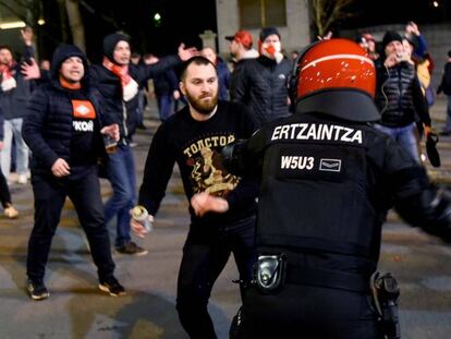 Confronto entre extremistas do Spartak de Moscou e da Ertzaintza (a força policial basca), em Bilbao.