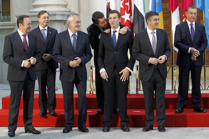 2 de octubre de 2012. Imagen parcial de la foto de familia de la V Conferencia de Presidentes Auton&oacute;micos celebrada en el palacio del Senado, en Madrid. De izquierda a derecha: Pedro Sanz (presidente de La Rioja), Juan Jos&eacute; Vivas (Ceuta), Jos&eacute; Antonio Gri&ntilde;&aacute;n (Andaluc&iacute;a), Ignacio Gonz&aacute;lez (Madrid), Alberto N&uacute;&ntilde;ez Feij&oacute;o  (Galicia), Patxi L&oacute;pez (Pa&iacute;s Vasco) y Paulino Rivero (Canarias). 