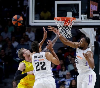 Balcerowski, ante Tavares y Yabusele.