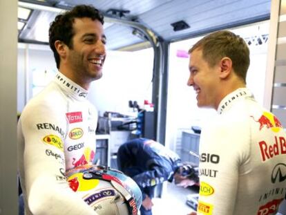 Ricciardo y Vettel charlan en el garaje de Red Bull en Hungaroring.