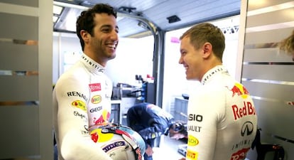 Ricciardo y Vettel charlan en el garaje de Red Bull en Hungaroring.