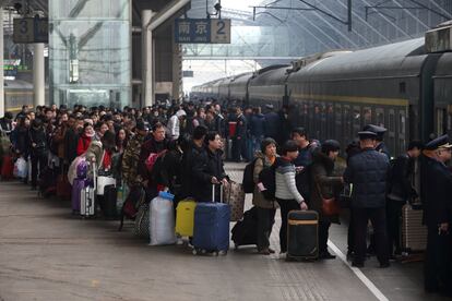 Centenares de personas esperan su turno para subirse a un tren en la estación de Nanjing, en la provincia de Jiangsu (China), el 1 de febrero de 2018.