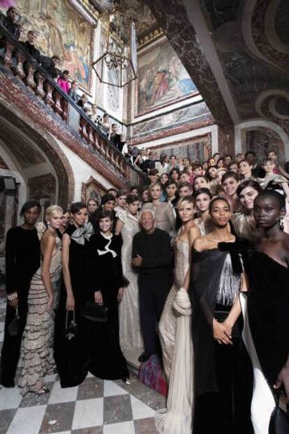 Giorgio Armani con sus modelos tras un desfile de alta costura en 2018.