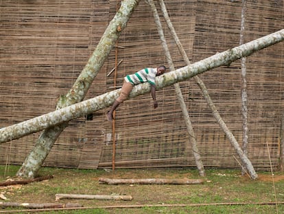 El fotógrafo Patrick Willocq construyó una serie de escenarios en Bikoro (Congo) que recreaban los sueños de las mujeres de la tribu ekonda.