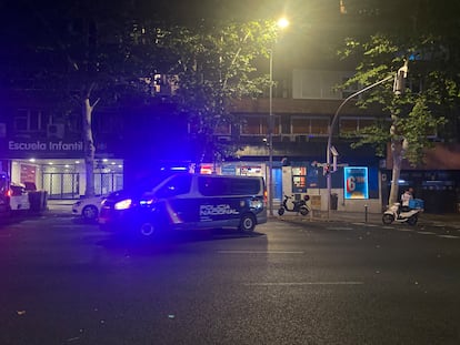 Un furgón policial abandona el paseo de las Delicias, donde este martes 2 de julio se ha producido un tiroteo.
