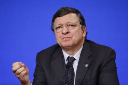 El presidente de la Comisión Europea, José Manuel Durao Barroso, ofrece una rueda de prensa en el marco de la segunda cumbre del empleo juvenil celebrada en el Palacio del Elíseo, en París (Francia) hoy, martes 12 de noviembre de 2013.