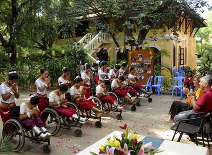 La Infanta Cristina ha asistido a la representación de un baile tradicional camboyano interpretado por jóvenes mutiladas por las minas antipersona durante su visita a los proyectos de desarrollo socio económico impulsados por la Fundación La Caixa en Camboya.