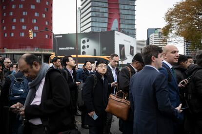 Llegada de visitantes durante la jornada inaugural del Mobile World Congress este lunes en Barcelona.