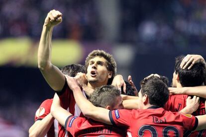 Los jugadores del Athletic celebran uno de sus goles al Sporting