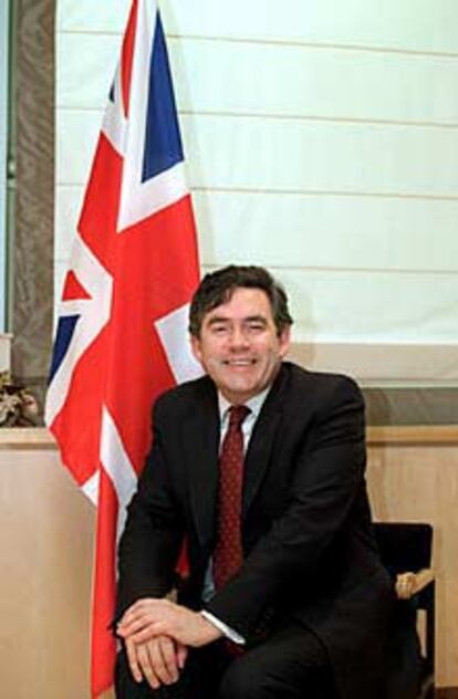 Gordon Brown posa en la sede del Ministerio de Economía.