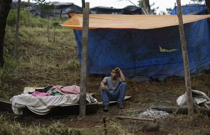 Um membro do Movimento dos Trabalhadores Sem Teto (MTST) descansa no acampamento em São Paulo.