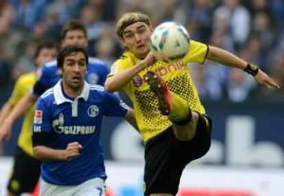 Schmelzer trata de controlar el balón ante Raul