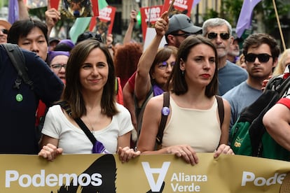 Las dirigentes de Podemos Ione Belarra e Irene Montero participan en una manifestación contra la caza del lobo, en junio en Madrid. 