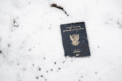 Un pasaporte sudanés encontrado en el bosque de Bialowieza (Polonia). Oficialmente, cuando los guardias fronterizos detienen a un migrante en suelo polaco que no expresa voluntad de solicitar asilo, lo escoltan de vuelta a la frontera con Bielorrusia y le obligan a cruzar al otro lado, en medio del bosque. En realidad, los migrantes aseguran que rara vez tienen la oportunidad de solicitar asilo y que, a veces, estas solicitudes simplemente se ignoran. Algunos afirman haber experimentado múltiples deportaciones de este tipo. 