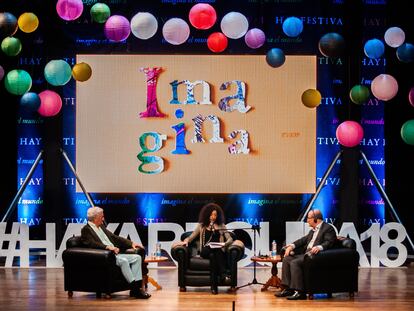 Mario Vargas Llosa, Leila Guerriero y Salman Rushdie, durante una charla en una imagen de archivo del Hay Festival de Arequipa.