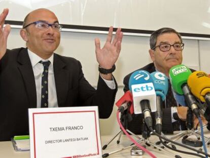 Mario Fernández (derecha) y Txema Franco han presentado los datos del primer año de funcionamiento del BBK Bilbao Good Hostel.
