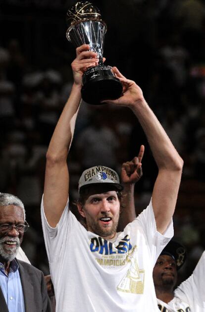 Dirk Nowitzki con el trofeo que reconoce a los Dallas Maverick como campeones de la NBA