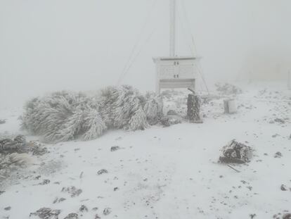 Niebla y nieve en el centro de Investigación Atmosférica de Izaña. La Agencia Estatal de Meteorología (Aemet) ha activado para este lunes avisos amarillos (riesgo) por tormentas en Las Palmas y en Tenerife, donde además puede haber nevadas en las cumbres (a partir de 1.700 metros). El aviso está activo desde las nueve de la mañana y hasta las nueve de la noche.