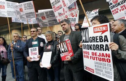 Delegados y dirigentes de CC OO, UGT y USO, ante la sede del Gobierno vasco en Bilbao con carteles de la huelga del 14-N.