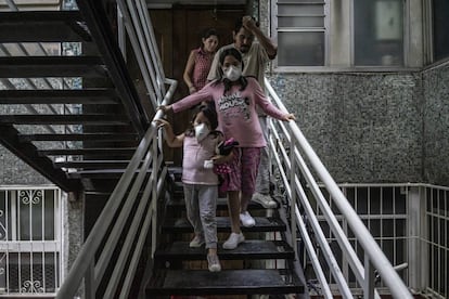 Roberto Ruiz sale de la casa de sus padres en Tlatelolco en la Ciudad de México acompañado de sus hijas Fernanda y Seany y su esposa, a pesar de que viven muy cerca, toman medidas de prevención como el uso de mascarillas, por el temor a que sus hijas se contagien de coronavirus.