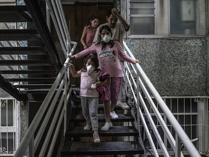 Roberto Ruiz sale de la casa de sus padres en Tlatelolco en la Ciudad de México acompañado de sus hijas Fernanda y Seany y su esposa, a pesar de que viven muy cerca, toman medidas de prevención como el uso de mascarillas, por el temor a que sus hijas se contagien de coronavirus.