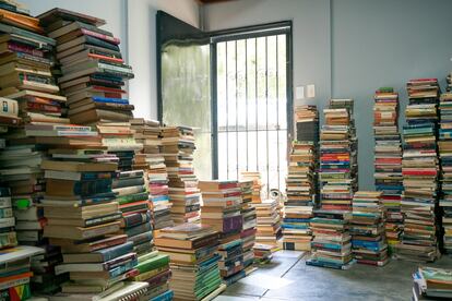 Torres de libros donados en la Fundación por la Lectura MFM.