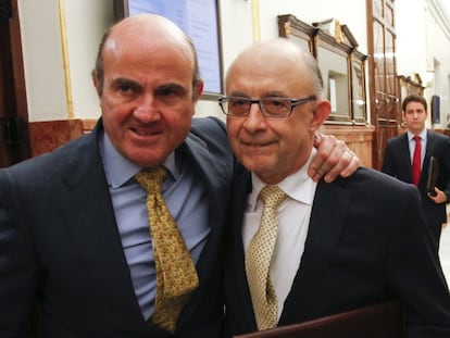 Los ministros de Econom&iacute;a, Luis de Guindos, y Hacienda, Crist&oacute;bal Montoro, el pasado octubre en los pasillos del Congreso.