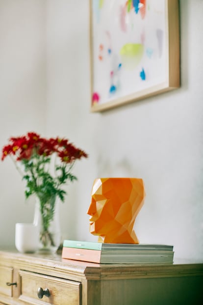 El aparador, un mueble del siglo XIX de estilo piamontés, pertenece a la abuela de Francesca Heathcote Sapey. Ha viajado por muchas casas de la familia. “Me da paz”, dice la interiorista. En la pared, la obra de arte en mayúsculas de la casa, Luz sobre luz (2021), seda sobre madera, de José María Sicilia. Sobre la mesa, una cabeza de Adan, diseño de la madre de Francesca, Teresa Sapey.
