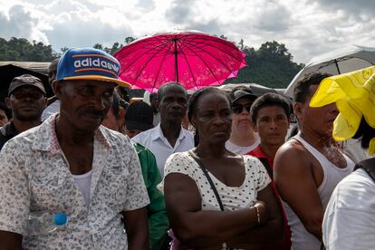 Familiares y amigos de las víctimas y personas heridas del derrumbe de la tarde del 12 de enero participan en la misa que se llevó a cabo el 14 de enero sobre la vía de Quibdó - Medellín.