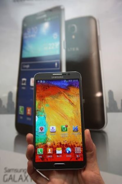 Un modelo del nuevo Samsung con pantalla curva.