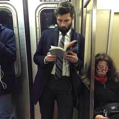 "Un libro nos hace pensar que él tiene mucho más que ofrecer que su apariencia", dicen las creadoras de la cuenta de Instagram @hotdudesreading.