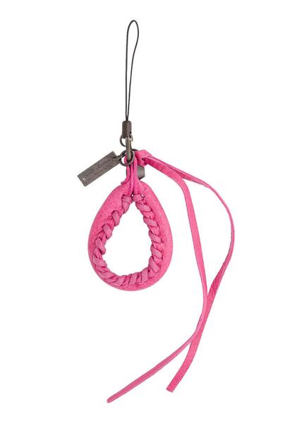 Charm para el teléfono en piel trenzada color rosa chicle de Balenciaga. Precio: 110 euros aprox.