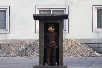 Un soldado hace guardia en una garita a orillas del rio Yalu, cerca de la ciudad norcoreana de Sinuiju, frente a la ciudad fronteriza china de Dangong.