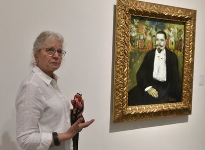 Retrato de 'Gustave Caquiot', pintado por 1901 por Picasso y la comisaria de la muestra Elizabeth Cowling.