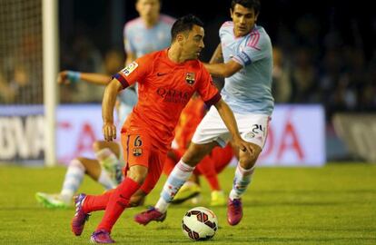 Xavi controla el esf&eacute;rico ante Augusto.