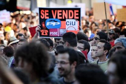 Pancarta contra los partidos políticos en la protesta de Valencia.