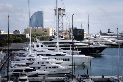 Yates de lujo en el Port Vell de Barcelona. 